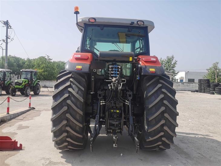 Utility Tractor Front PTO 240hp Farm Tractor
